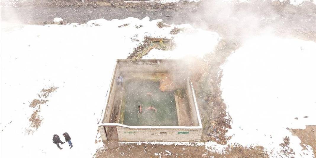 Sıcaklık eksilerde olsa da akın var: Etrafı karla kaplı termal havuz ziyaretçi akınına uğruyor! 4